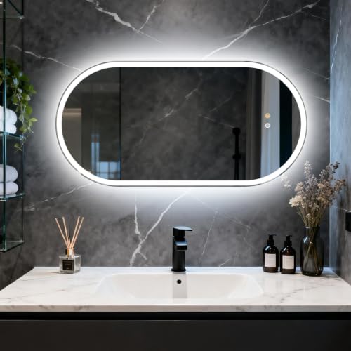 Miroir ovale Olyvren rétroéclairé installé au-dessus d’un meuble vasque dans une salle de bain claire.