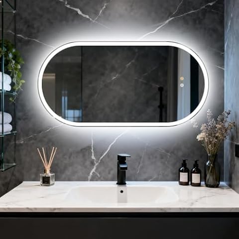 Miroir ovale Olyvren rétroéclairé installé au-dessus d’un meuble vasque dans une salle de bain claire.
