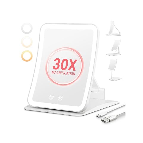 Miroir grossissant blanc pliable avec câble USB-C et pince à épiler sur un plan de toilette