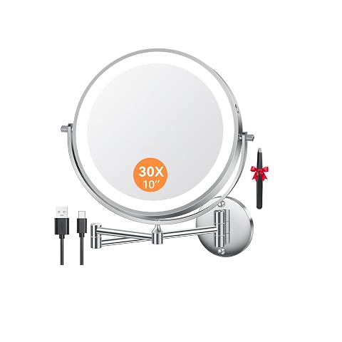 Miroir mural rond argenté avec éclairage LED et bras articulé dans une salle de bain claire.