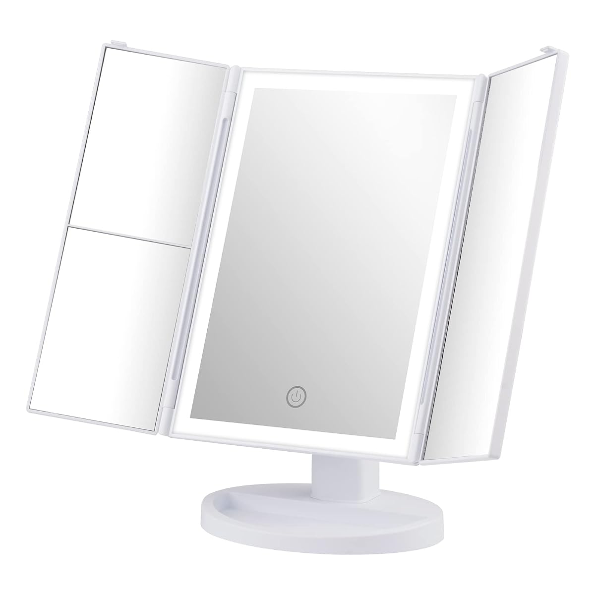 Miroir de maquillage blanc à trois volets avec éclairage LED et plateau de rangement sur un meuble de salle de bain