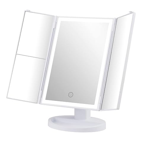 Miroir de maquillage blanc à trois volets avec éclairage LED et plateau de rangement sur un meuble de salle de bain
