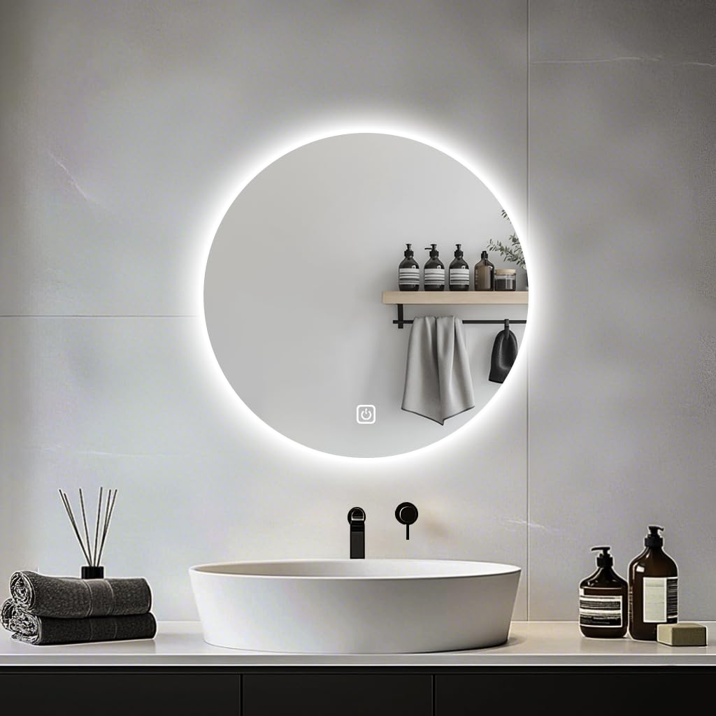 Miroir rond Jamuboche rétroéclairé installé au-dessus d’un lavabo dans une salle de bain claire.