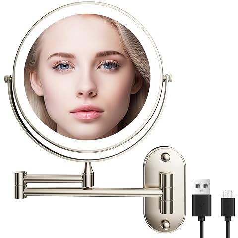 Miroir grossissant mural argenté avec éclairage LED et bras articulé dans une salle de bain claire