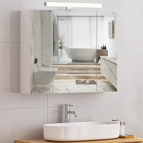 Armoire de toilette blanche à trois portes miroir, éclairage LED et prise intérieure au-dessus d’un lavabo