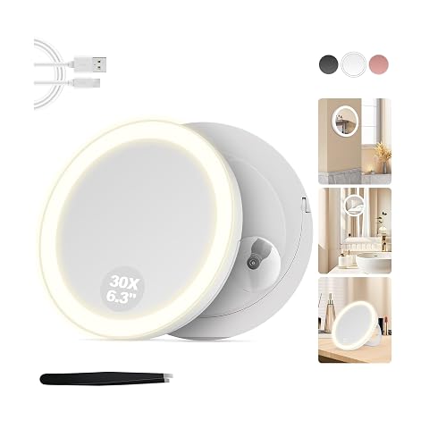 Miroir grossissant lumineux blanc à ventouse dans une salle de bain contemporaine aux tons clairs.