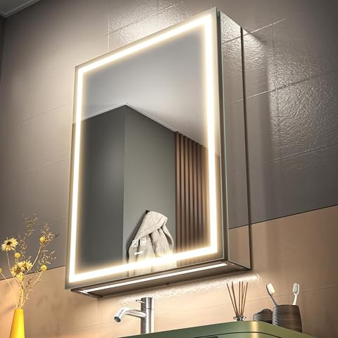 Armoire de toilette noire à miroir avec éclairage LED, prise intégrée et cadre en aluminium, dans une salle de bains claire.