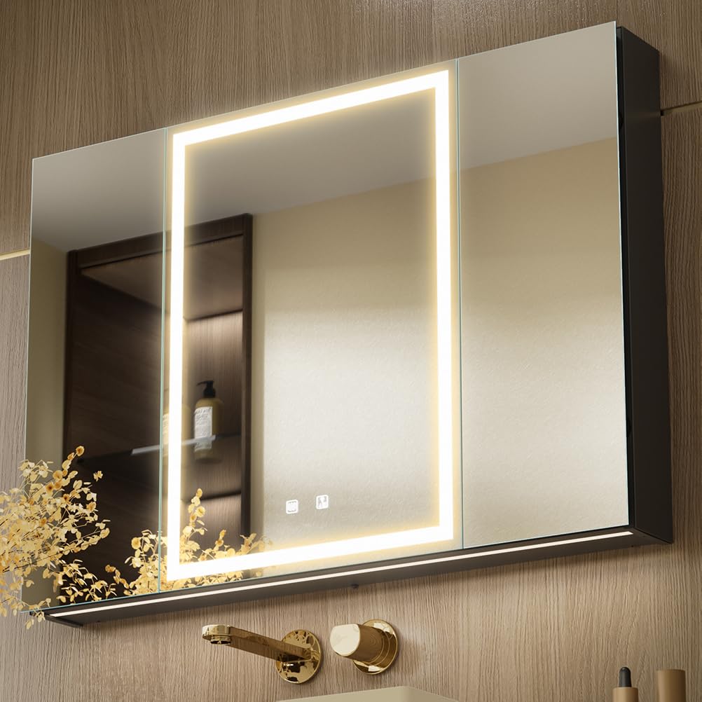 Armoire de toilette KWW à trois portes miroir, éclairée, avec cadre argenté et rangements intérieurs.
