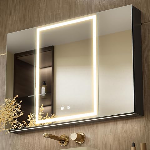 Armoire de toilette KWW à trois portes miroir, éclairée, avec cadre argenté et rangements intérieurs.