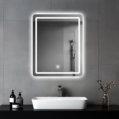 Miroir mural rectangulaire sans cadre avec rétroéclairage LED dans une salle de bain contemporaine