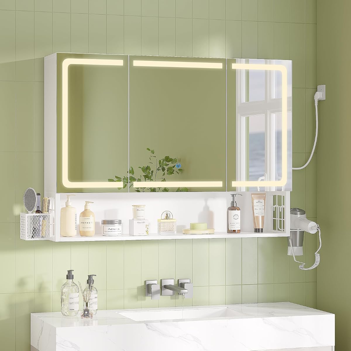 Armoire de toilette blanche à trois portes miroir, éclairage LED et rangements visibles dans une salle de bain