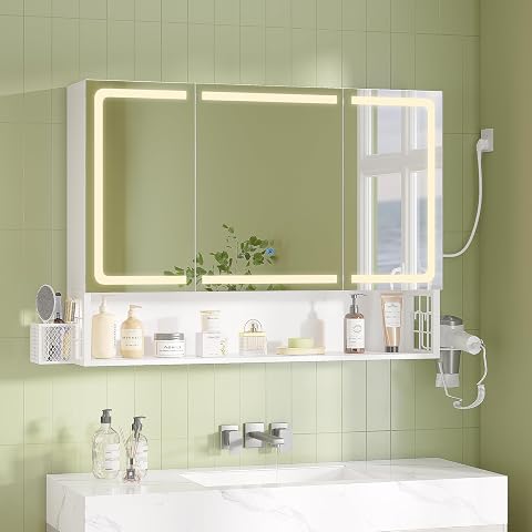Armoire de toilette blanche à trois portes miroir, éclairage LED et rangements visibles dans une salle de bain