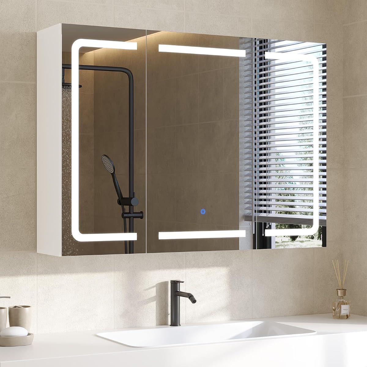 Armoire de toilette blanche à trois miroirs avec éclairage LED et prises intégrées
