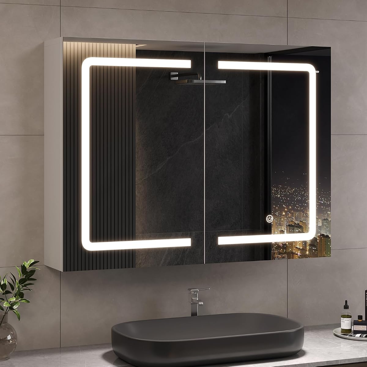 Armoire blanche à deux portes miroir avec éclairage LED et prise intégrée, installée au-dessus d’un lavabo.