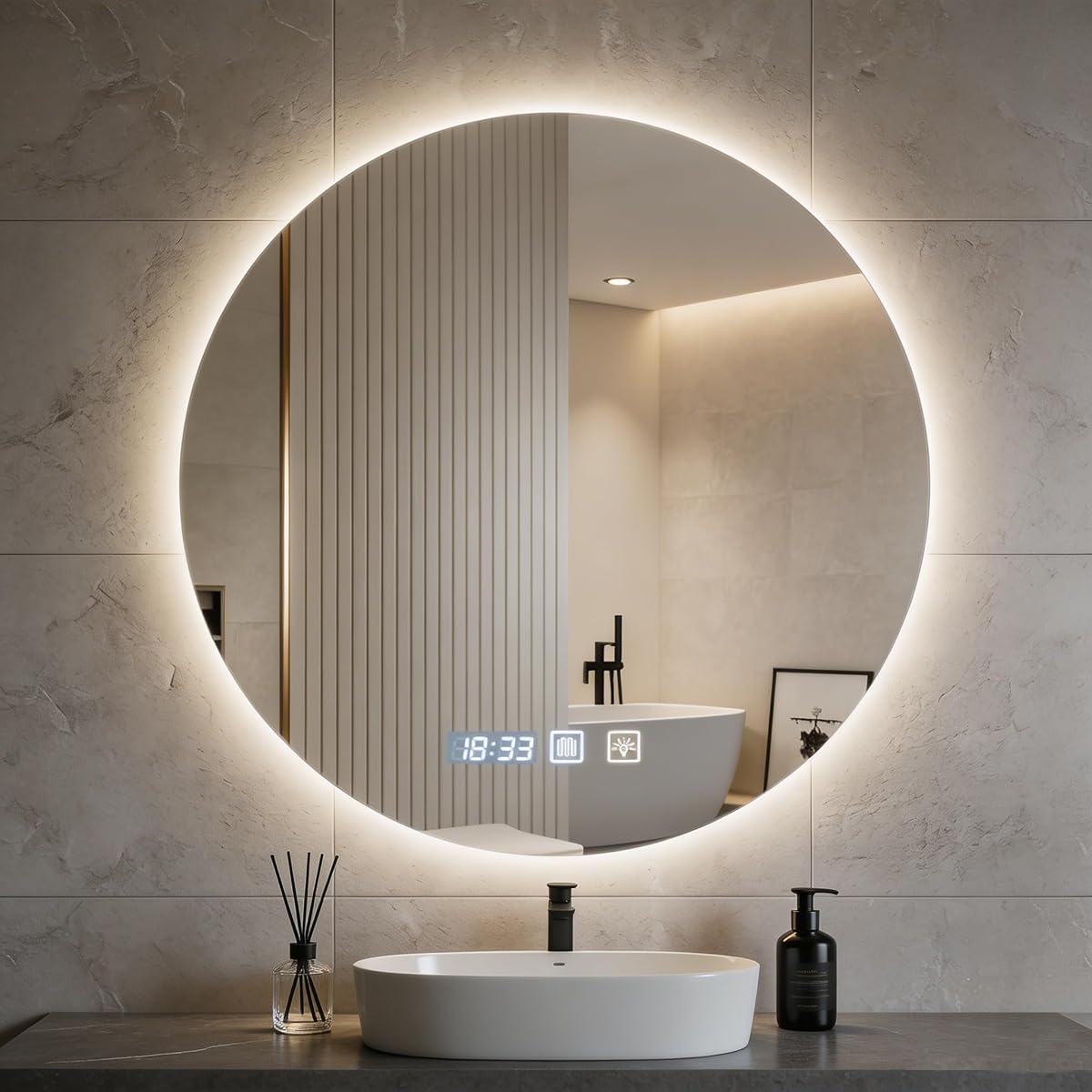 Miroir rond Hondony rétroéclairé installé au mur dans une salle de bain contemporaine