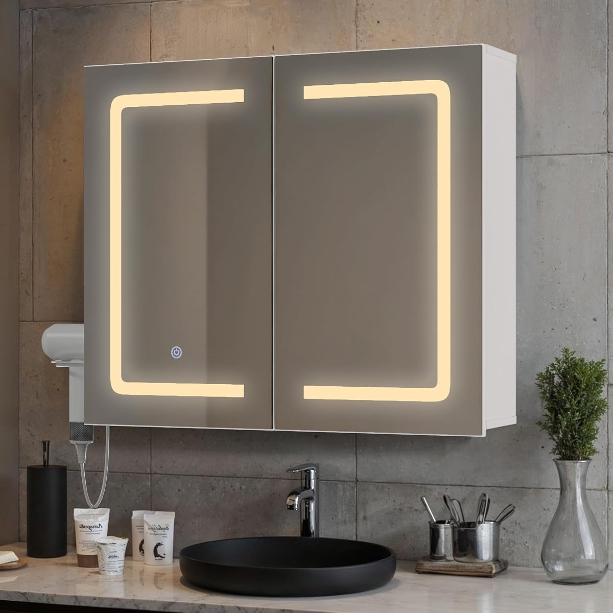 Armoire de toilette blanche à deux miroirs et éclairage LED, installée au-dessus d’un lavabo