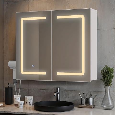 Armoire de toilette blanche à deux miroirs et éclairage LED, installée au-dessus d’un lavabo