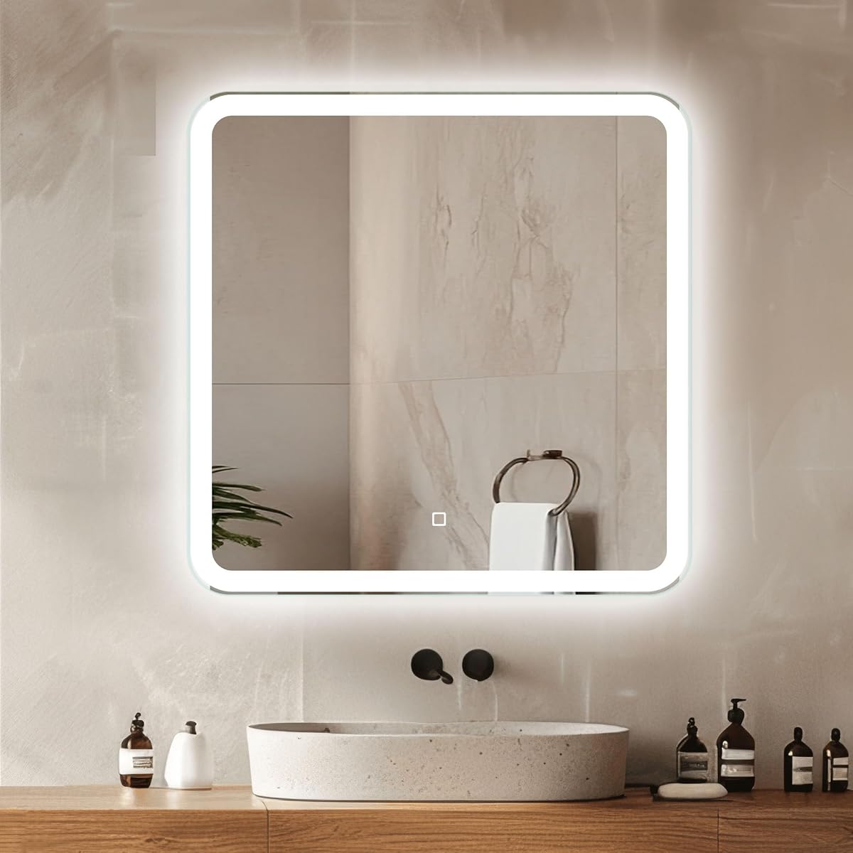 Miroir carré Venti Prima éclairé, installé sur un mur en pierre claire dans une salle de bain contemporaine.