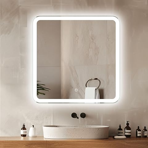 Miroir carré Venti Prima éclairé, installé sur un mur en pierre claire dans une salle de bain contemporaine.