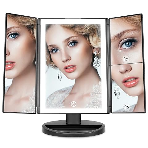 Miroir de maquillage noir à trois volets avec éclairage LED et pied pivotant, posé dans une salle de bain.