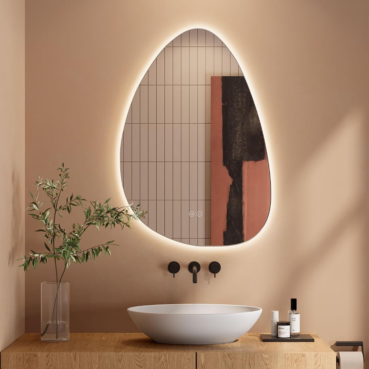 Miroir mural asymétrique Dripex avec éclairage LED dans une salle de bain contemporaine
