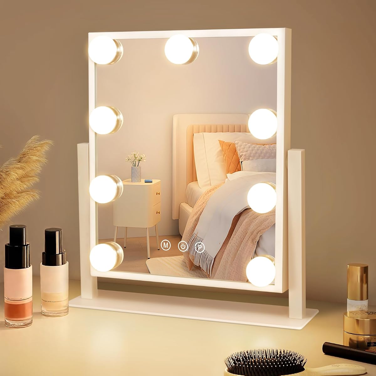 Miroir de maquillage Mursche avec neuf LED et loupe, posé sur un meuble de salle de bain.