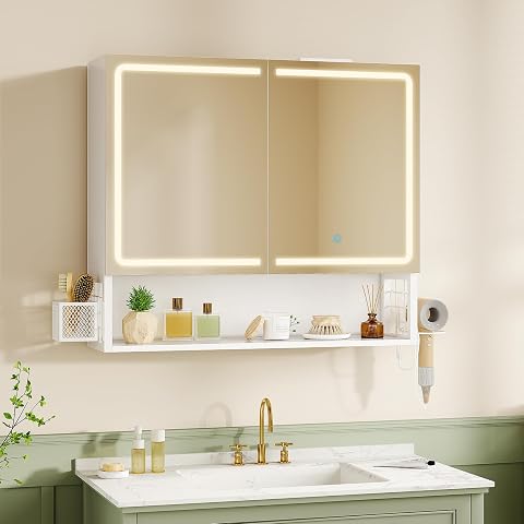Armoire de toilette blanche avec miroir LED, rangement ouvert et prises intégrées dans une salle de bain lumineuse.