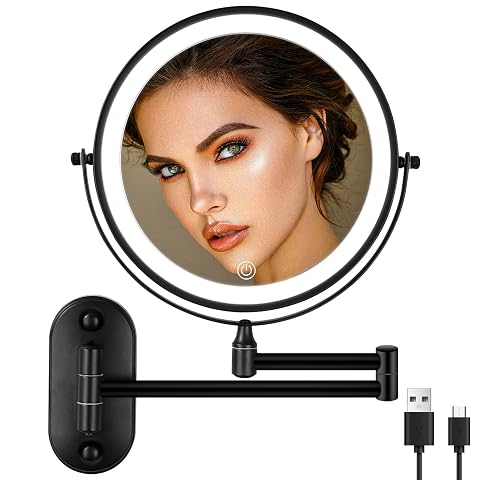 Miroir cosmétique mural noir avec bras extensible et éclairage LED dans une salle de bain claire