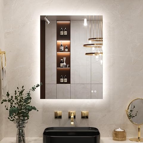 Miroir rectangulaire Keonjinn rétroéclairé au-dessus d’un lavabo dans une salle de bain claire.