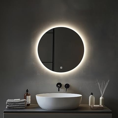 Miroir rond de 50 cm avec rétroéclairage doux, installé dans une salle de bain contemporaine.