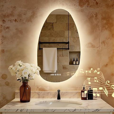 Miroir mural LED asymétrique rétroéclairé dans une salle de bain contemporaine aux tons clairs