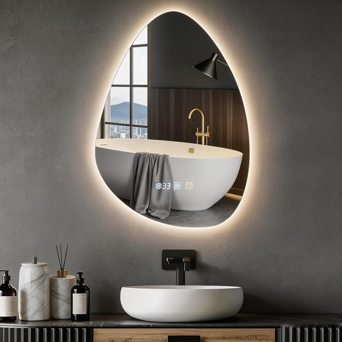 Miroir mural LED asymétrique sans cadre, éclairé dans une salle de bain contemporaine aux tons minéraux.