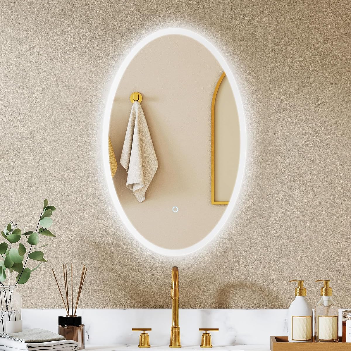 Miroir ovale mural Homcom à éclairage frontal et rétroéclairé dans une salle de bain claire